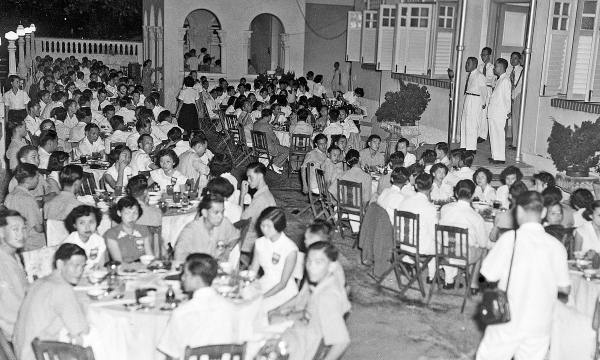 1953年8月24日，南洋大学倡办人陈六使为欢迎各地参加南大杯赛篮球队，特在丹戎隅俱乐部举行盛大晚宴。