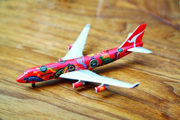 Qantas航空的红色机身，尽是回旋镖和袋鼠