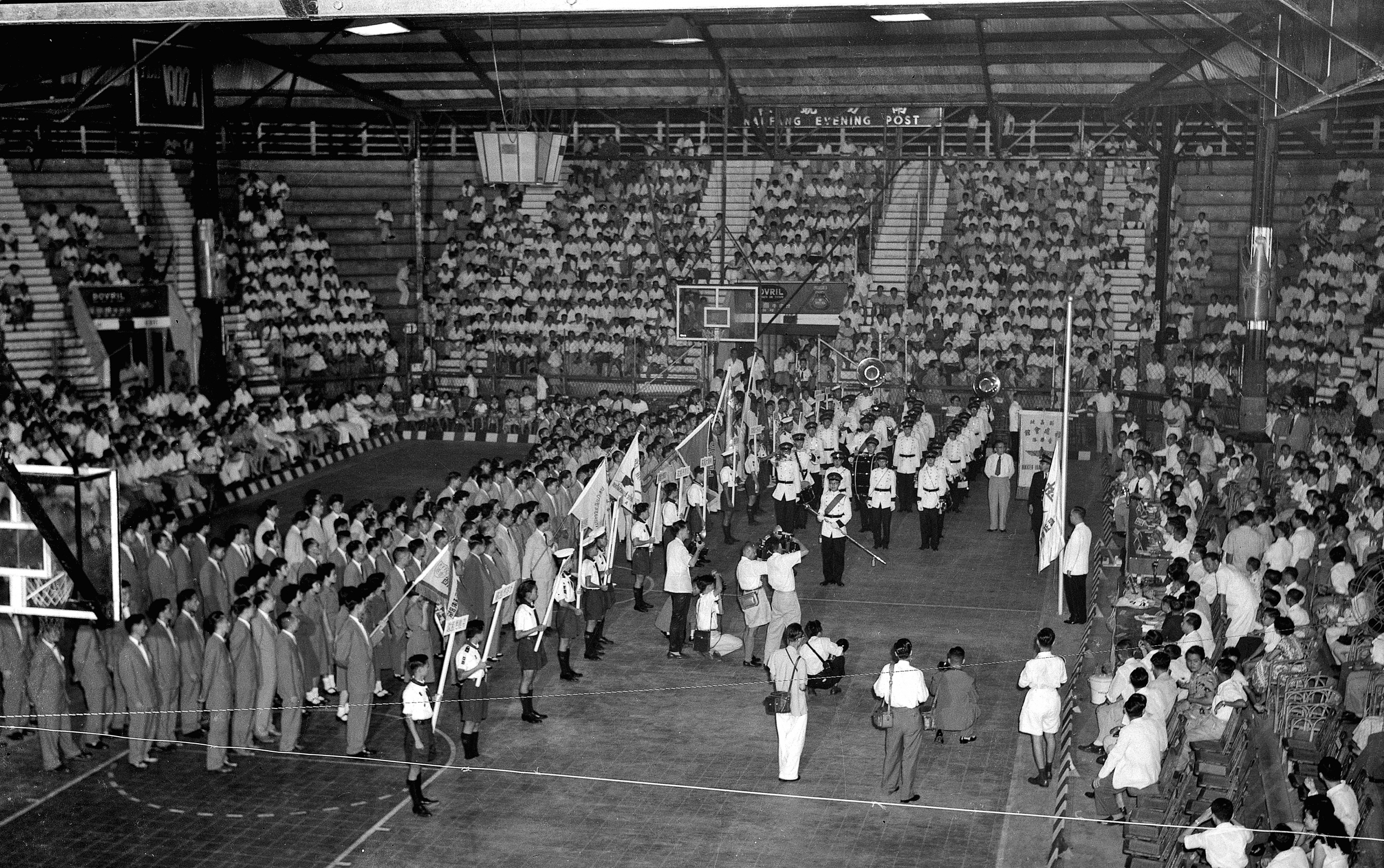 第三届南大杯篮球赛，于1955年12月3日在快乐世界体育馆正式开幕。图为义赛委员会主席高德根亲自主持升旗典礼。