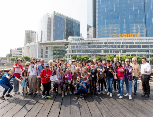 More than 400 Seniors and Families Enjoy Scenic Spots Around Singapore River on a Bumboat Cruise