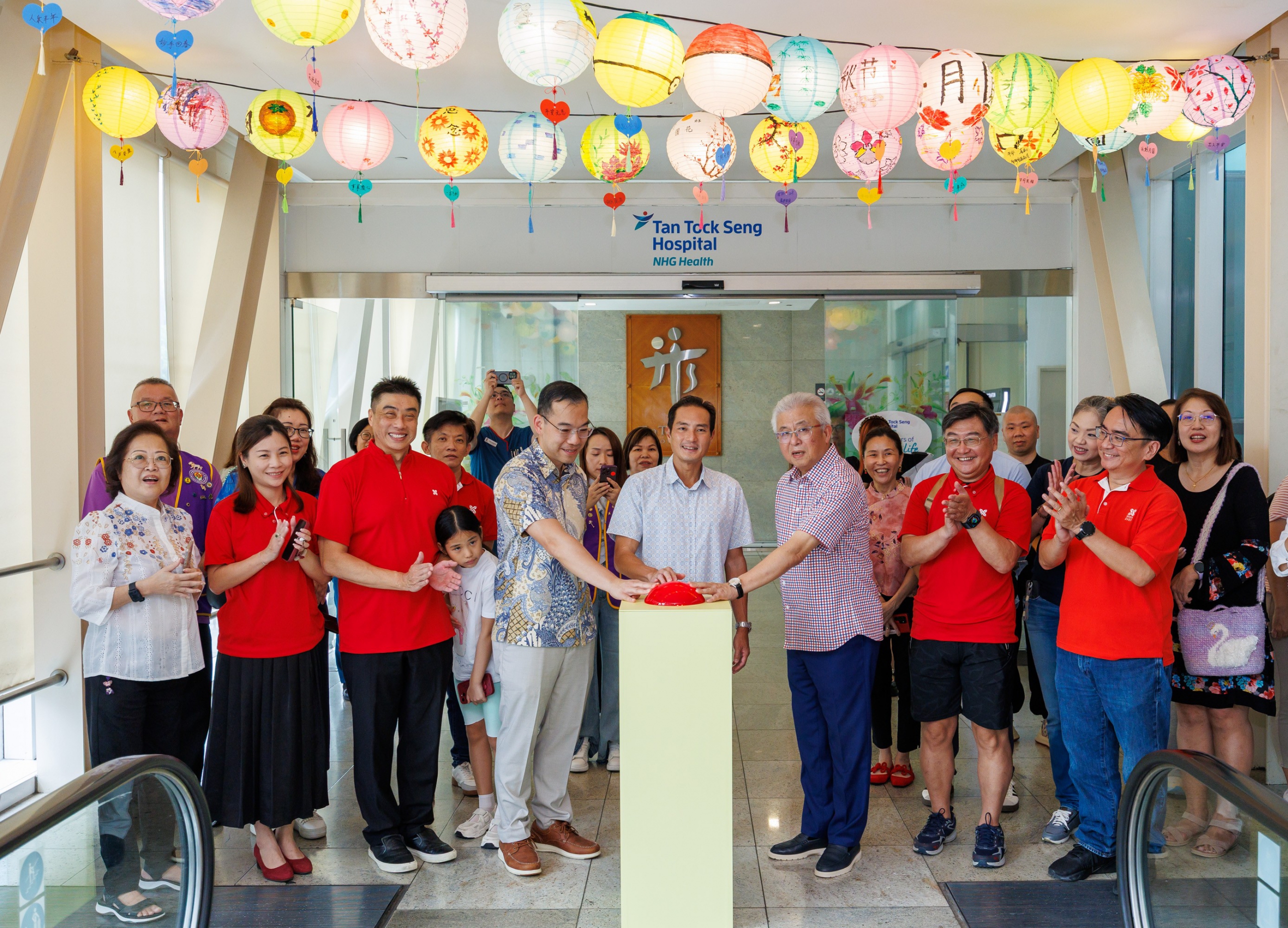 宗乡总会携陈笃生医院社区基金中秋献温情