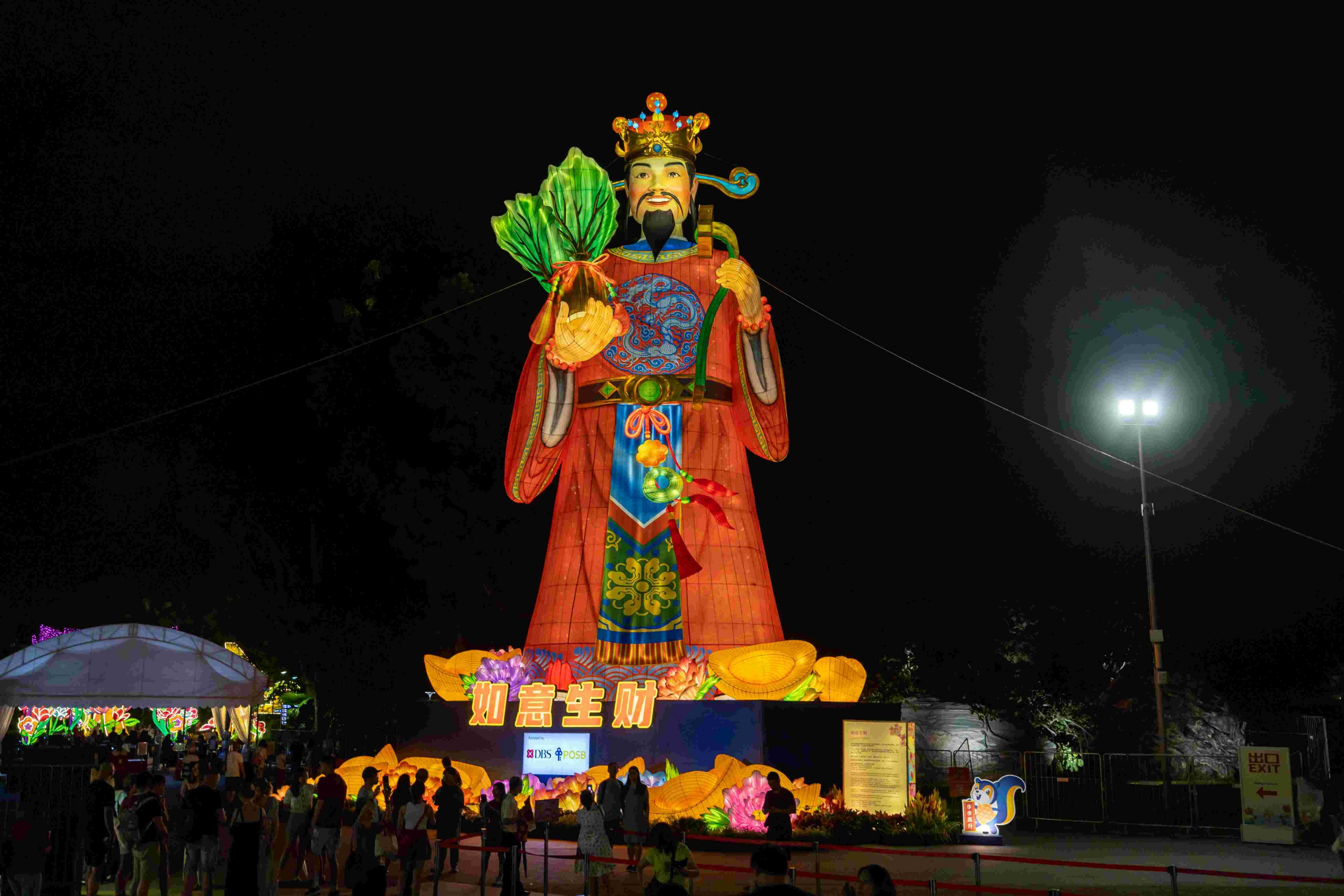 20米高的“如意生财”财神爷