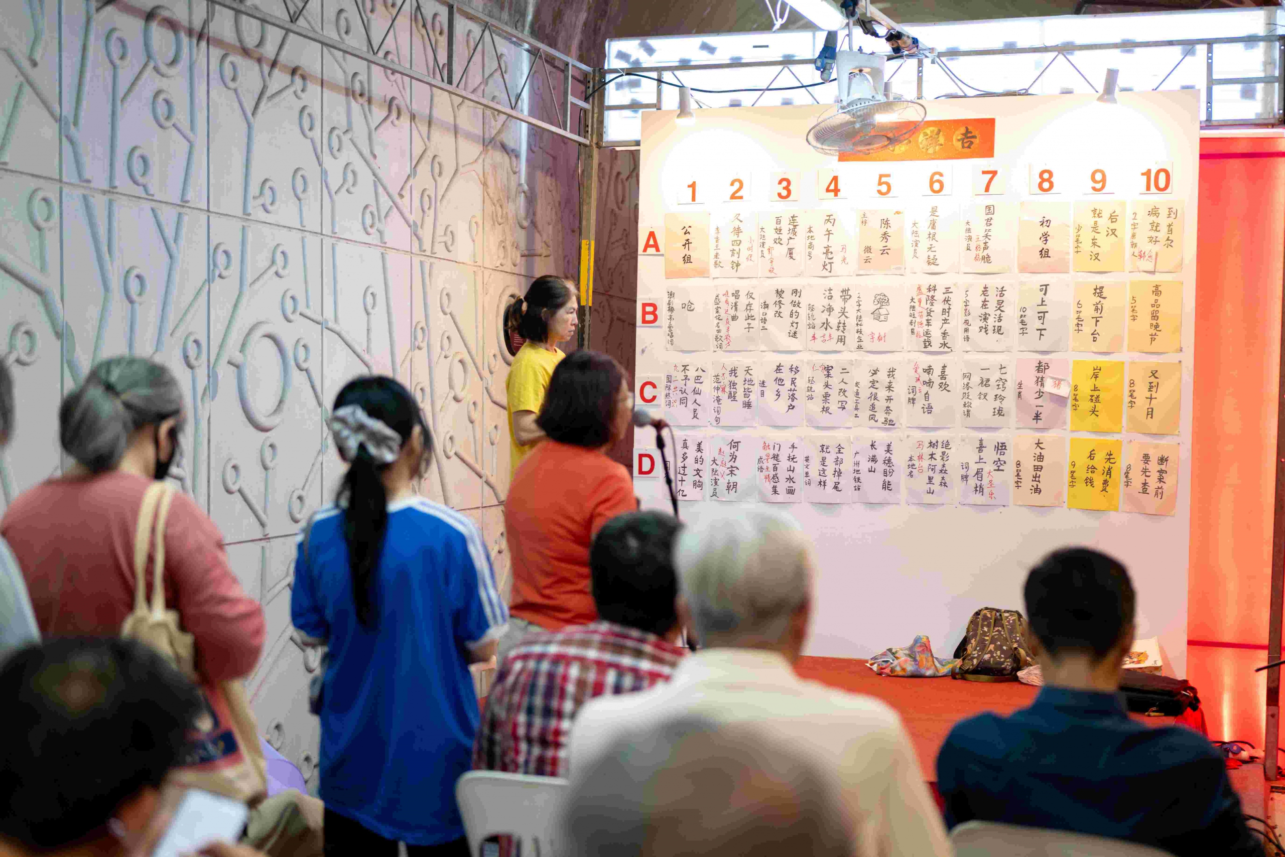 新加坡灯谜协会为访客准备了有趣的猜灯谜游戏